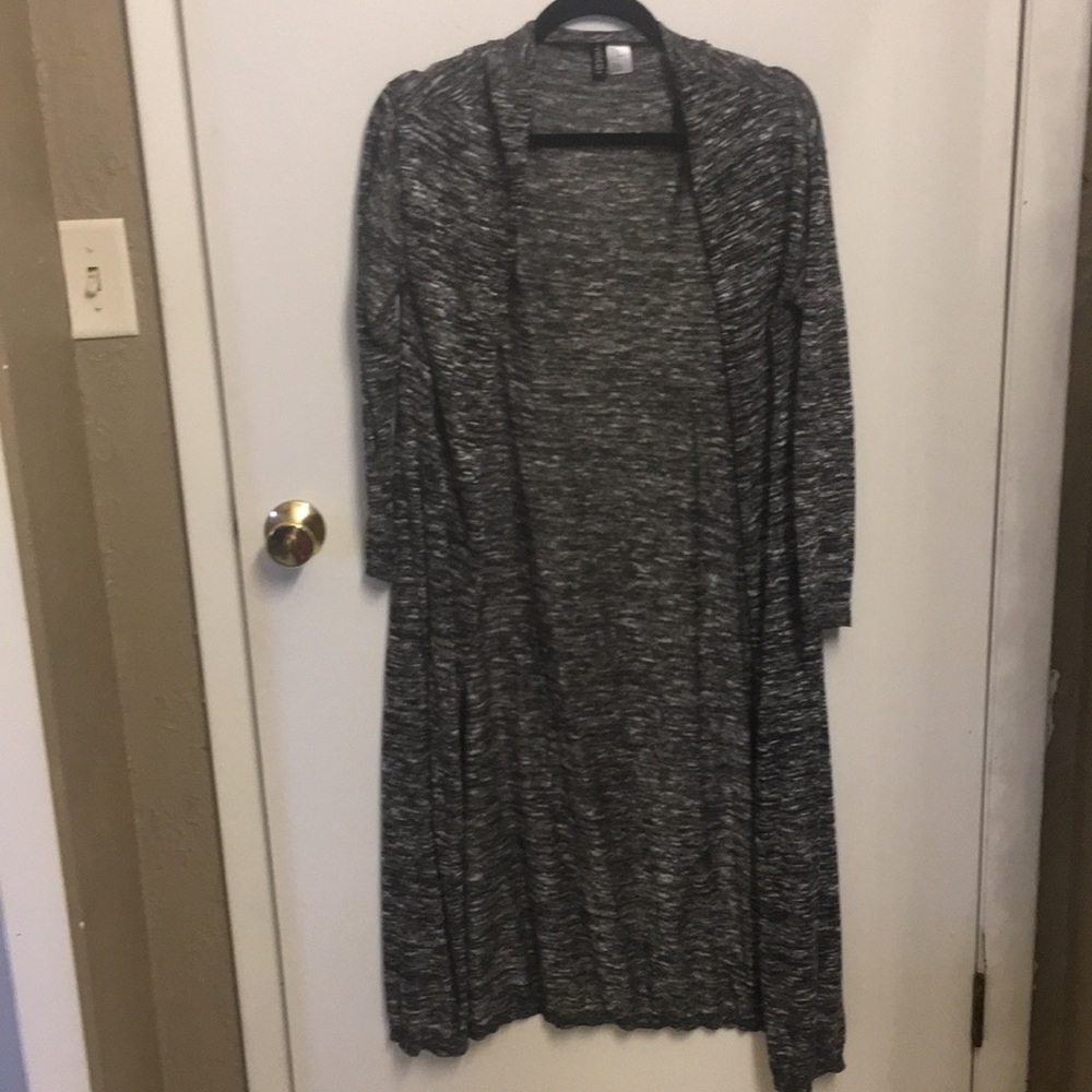 Medium black and white duster